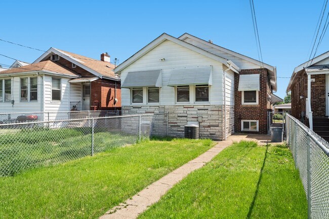 Building Photo - 6271-6273 Odell