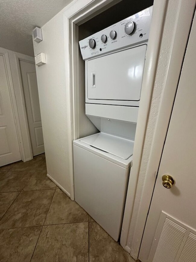 Building Photo - 2 Bedroom condo -w/d- Old Town Scottsdale/...