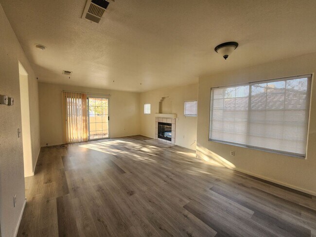 Building Photo - Great Location in Green Valley