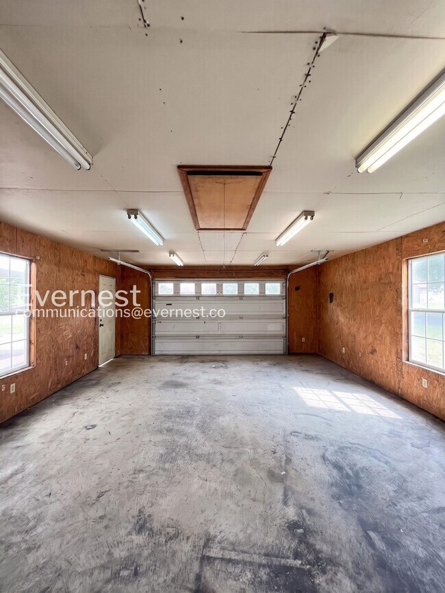 Building Photo - 3985 Fernway Dr