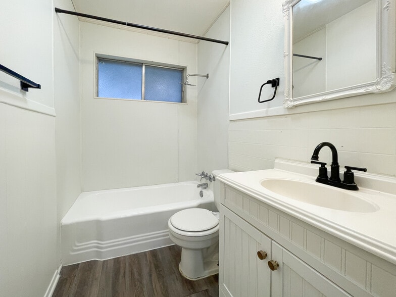 Building Photo - 1118 La Porte Dr