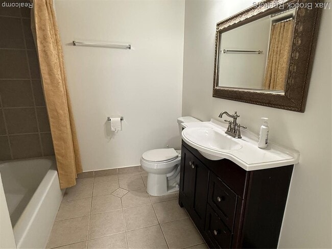 Building Photo - 6560 Ridgefield Cir