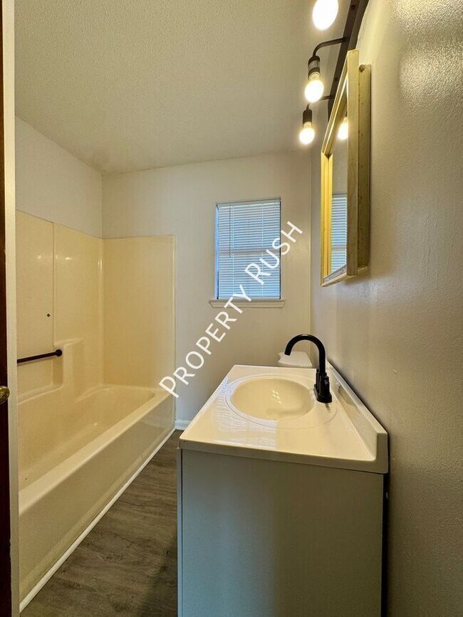 Building Photo - 5009 Marylin Ln