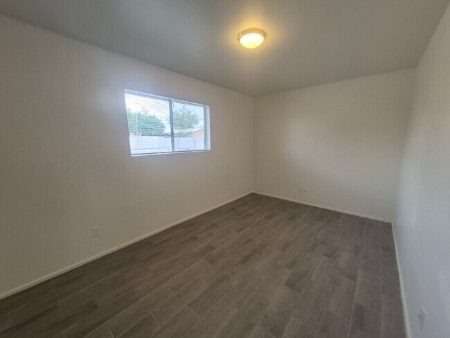 Building Photo - 122