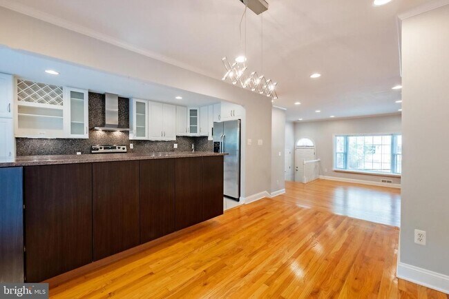 Building Photo - 215 Lynn Manor Dr