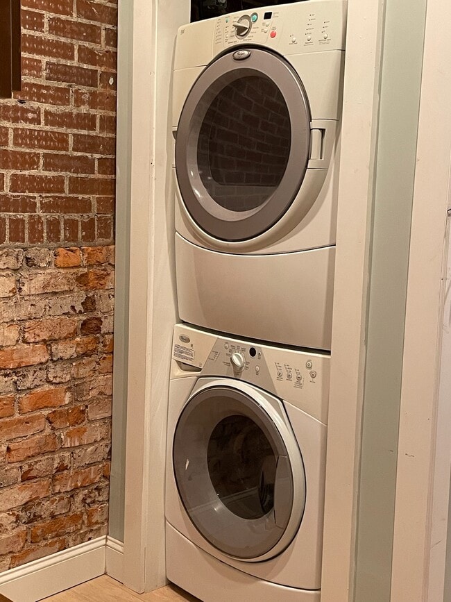 Building Photo - 121 N Main St