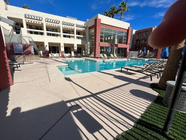 Building Photo - 1 bed, 1 bath condo in guard gated community!