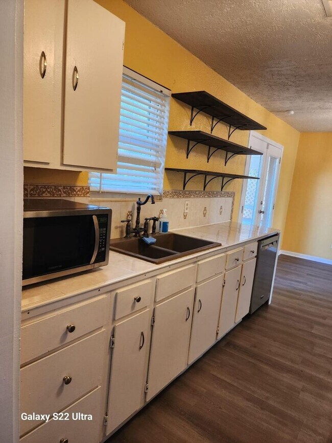Building Photo - Beautiful house for Lease in Manor Downtow...