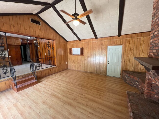 Building Photo - 4 bedroom, 2 bathroom home located in Bato...