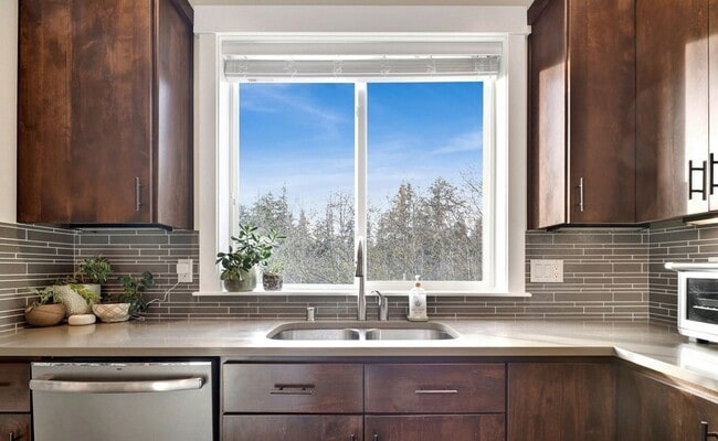 Building Photo - Beautiful Custom 4-bedroom 2.5 bath home. Barkley Neighborhood!