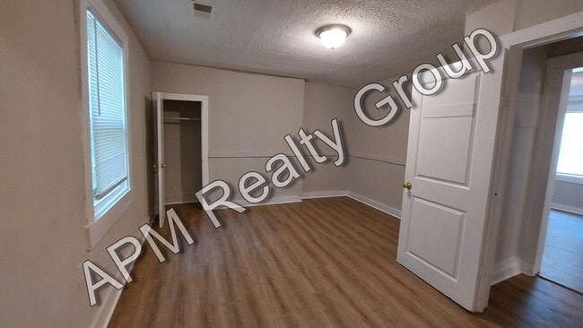 Building Photo - Renovated house in Melrose Heights