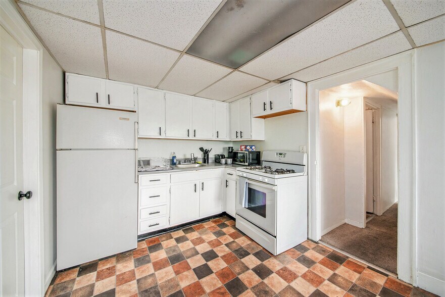 Building Photo - 624 Michigan St NE