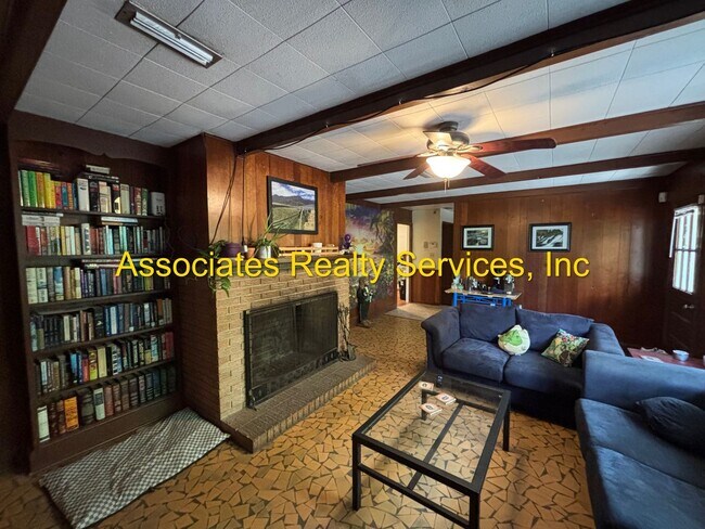 Building Photo - 3 Bed/2 Bath Spacious Home in BLACK ACRES!!!