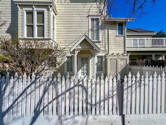 Primary Photo - Charming One Bedroom Apartment