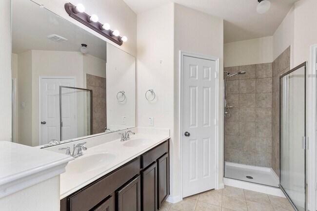 Building Photo - 16911 Savannah Park Dr