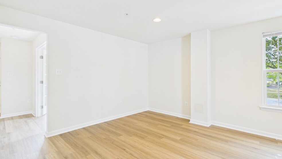 Building Photo - 5423 Saint Rita Dr