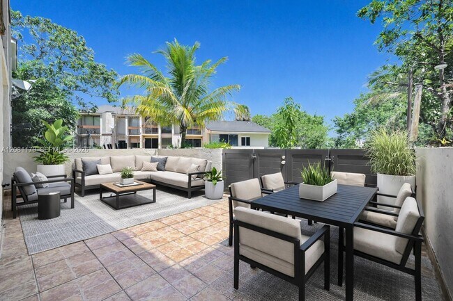 Building Photo - 9133 Fontainebleau Blvd