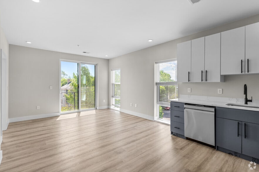 2BR, 2BA - 770SF - Living Room - Evergreen Apartments