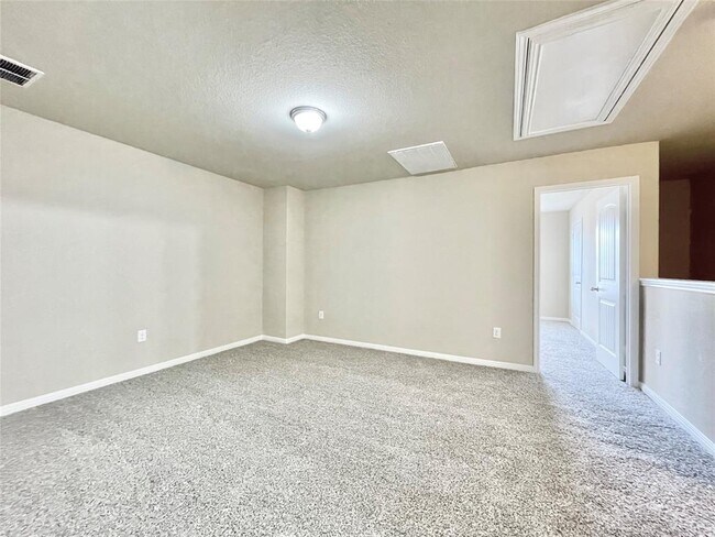 Building Photo - 415 Crater Lake Dr