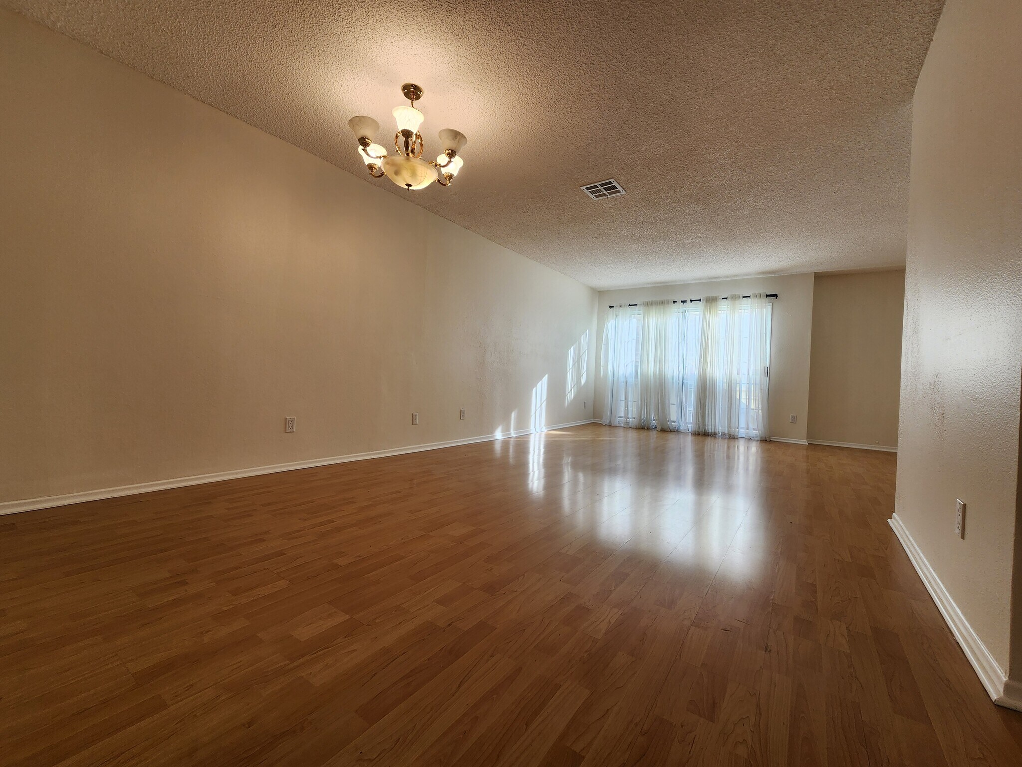 Building Photo - 1118 N Kenmore Ave