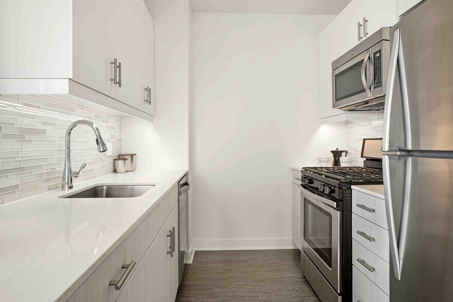 Building Photo - 998 S State St