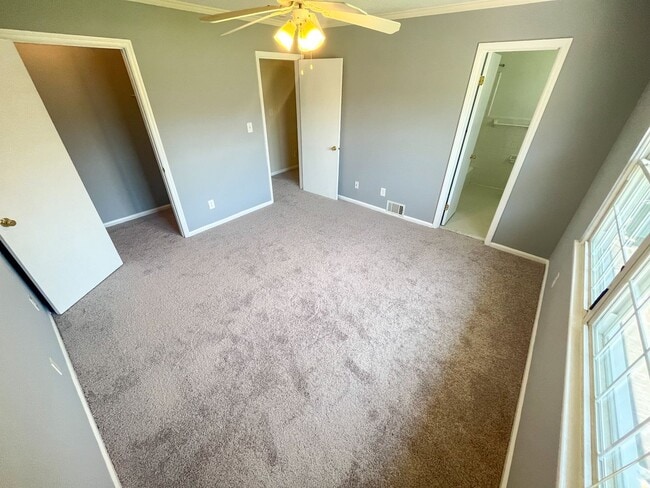 Building Photo - Adorable 2 bedroom, 2 1/2 bathroom townhom...