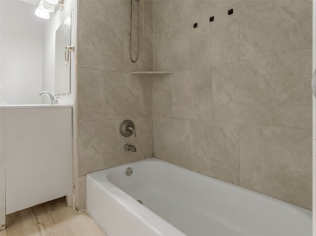 Building Photo - 1114 W 11th St