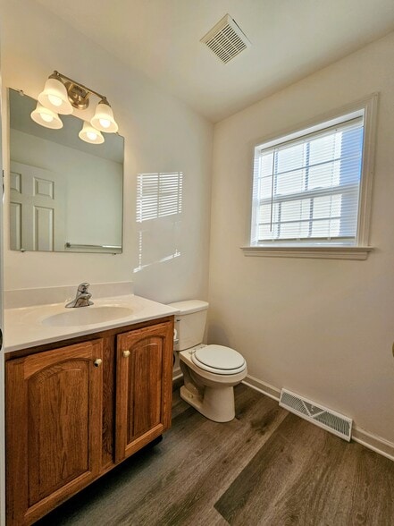 Building Photo - 701 Brentwood Dr