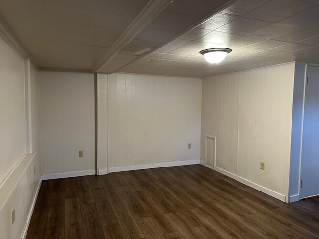 Building Photo - Lower Level 1 Bedroom 1 Bathroom Apartment...