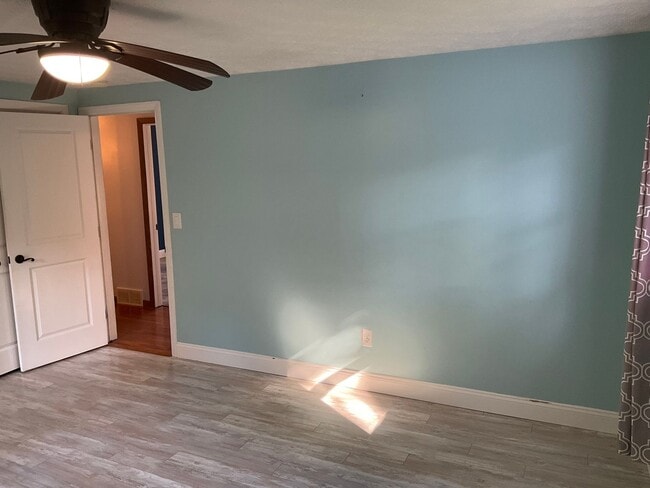 Building Photo - Spacious 3bed 3 bath Split-Level in Bethel...