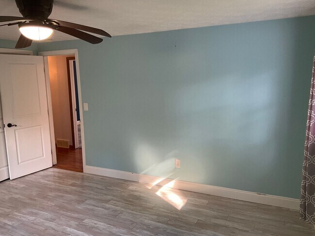 Building Photo - Spacious 3bed 3 bath Split-Level in Bethel Park – Updated Interiors & Private Backyard Oasis