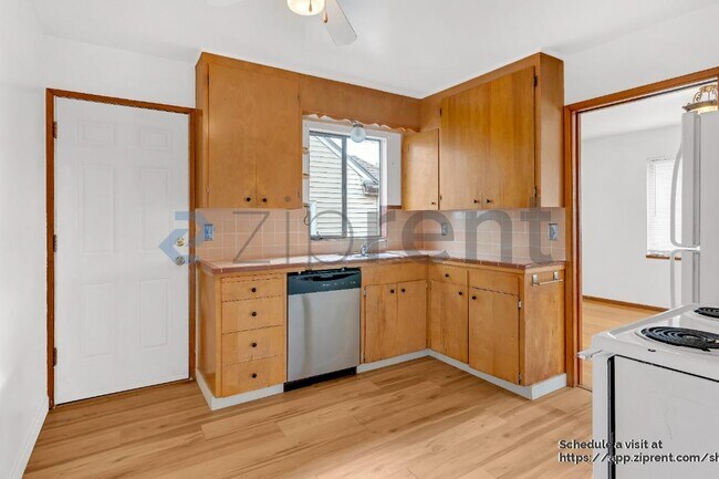 Building Photo - 6117 NE Clackamas St