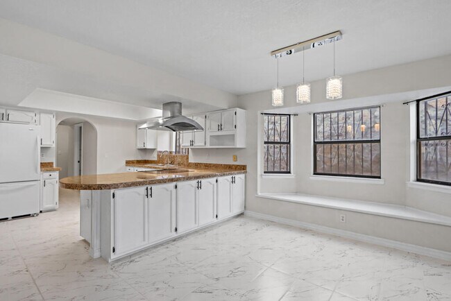 Building Photo - 8500 Mountain View Dr