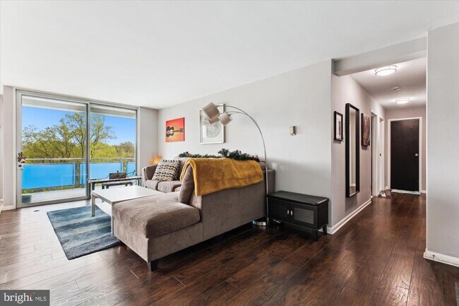Building Photo - Renovated 2 bedroom, 1 bath with lots of natural light.