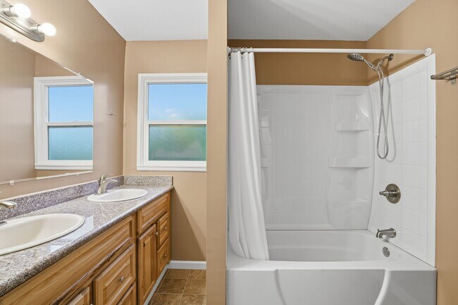 Building Photo - Fully Remodeled Beauty with Hardwood Floors in Prime SE Location