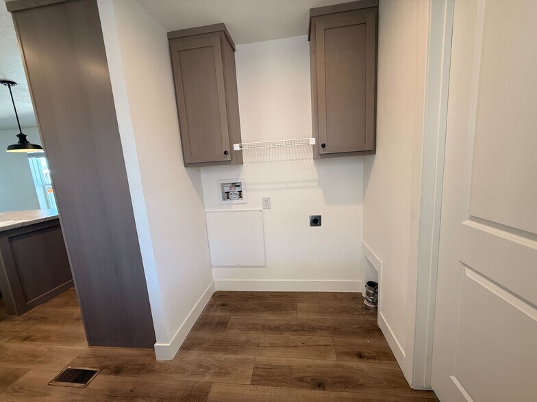 Building Photo - 3601 E Wyoming Ave