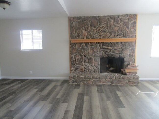 Building Photo - Please contact Vaughn Realty to set up an ...