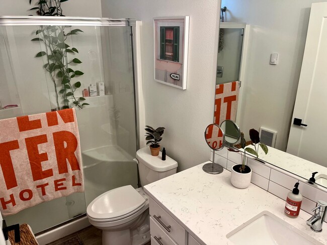 Building Photo - Super cool cottage with private setting