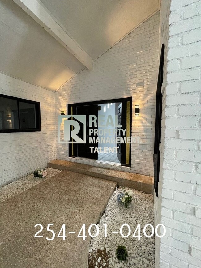 Building Photo - 111 Country Club Dr
