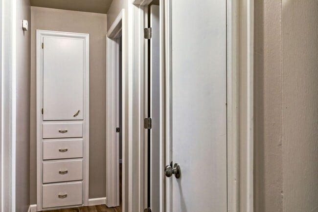 Building Photo - 2 Bedroom 1 Bath Duplex in the heart of Lo...