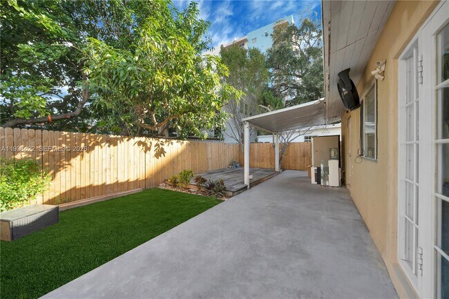 Building Photo - 2731 SW 24th St