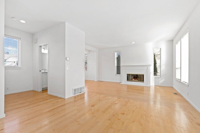 Building Photo - 3Bd/3Ba Seattle Townhome
