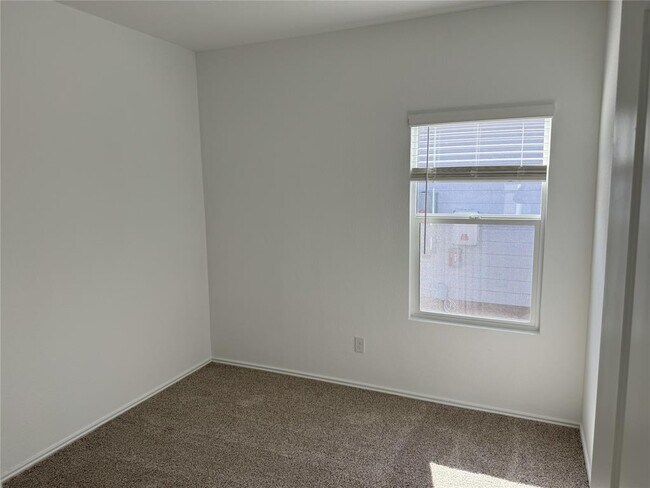 Building Photo - 408 Whoopers Loop