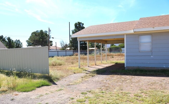 Building Photo - 1100 W Stockton Ave