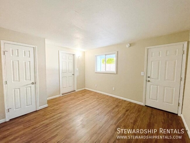 Building Photo - 325½ Schooling St.-