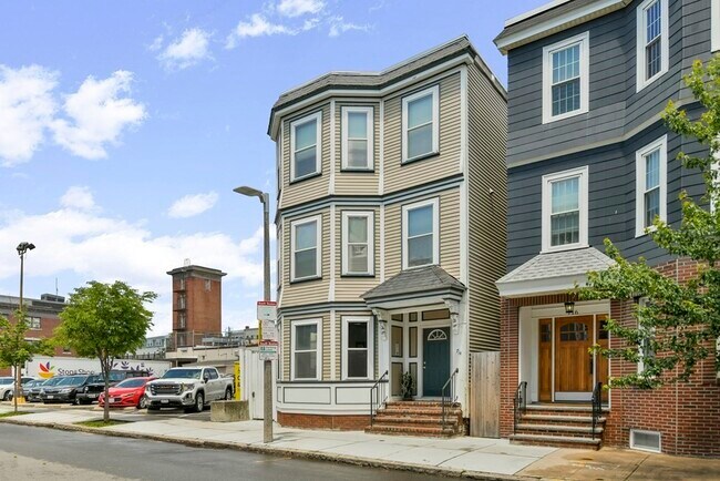 Building Photo - 714 E 4th St