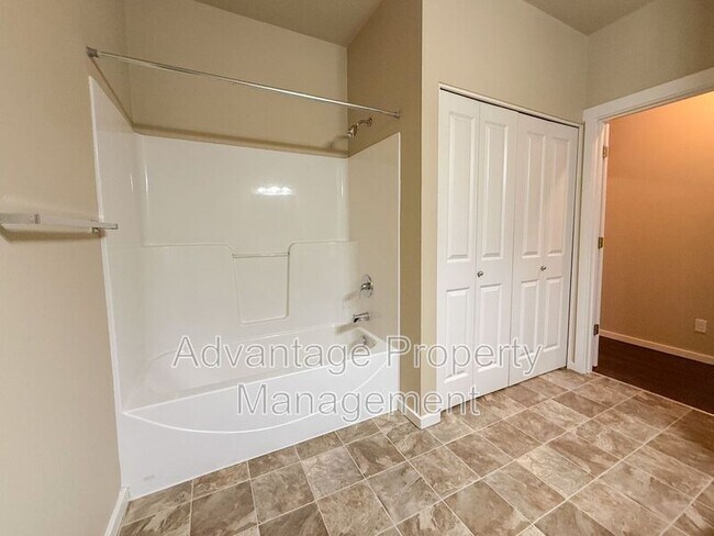 Building Photo - 537 Catron St S