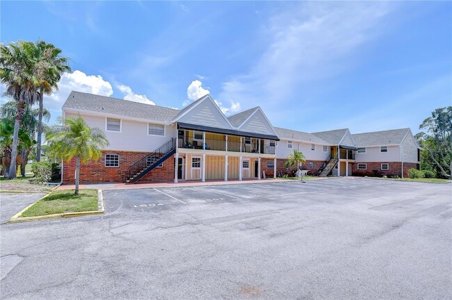 Building Photo - 200 Country Club Dr