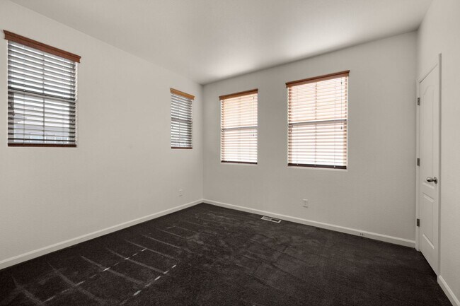 Building Photo - Beautiful 2 bdrm end unit with attach 2 car garage