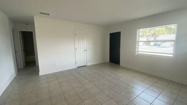 Building Photo - Fully Remodeled 2/2 Villa, Stainless, Granite Fully Tiled! WIFI Included!